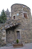 La tour Bernat de So et l'eglise de Llivia