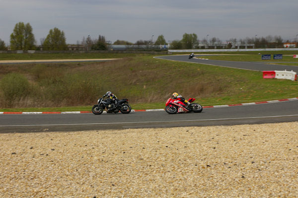 Les motards en action au circuit Carole