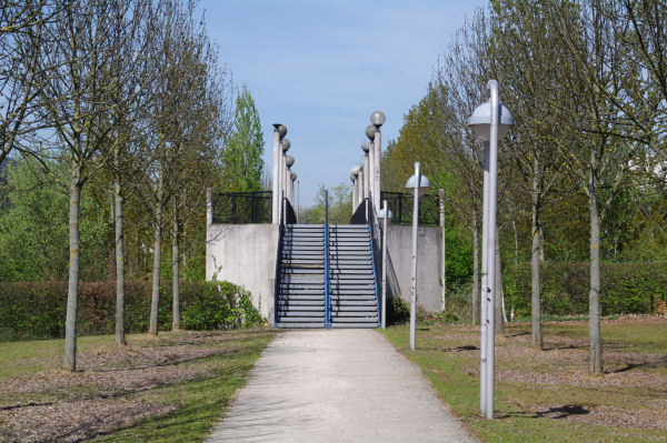 Le mail des Peupliers, passerelle pour passer au dessus de voies ferres