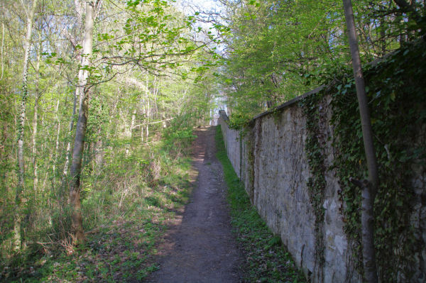 Le chemin longeant le mur d_enceinte du Chteau d_Ecouen