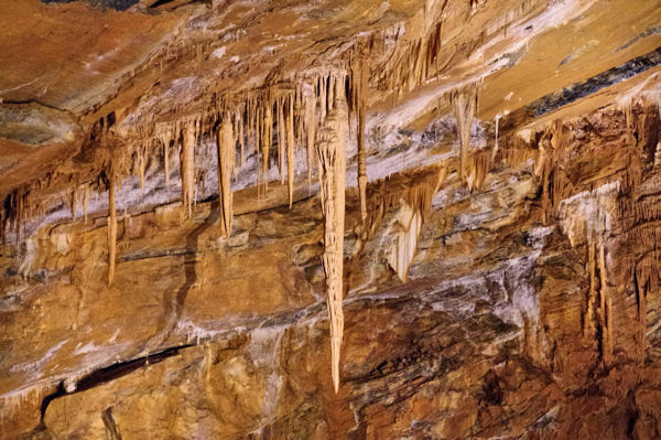 Stalactites descendant du plafond du gouffre de Cabrespine