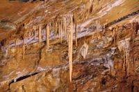 Stalactites descendant du plafond du gouffre de Cabrespine