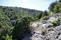 Le sentier escarpe au dessus du Ravin de Laure