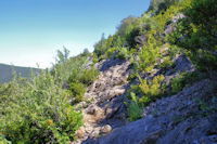 Le sentier escarpe au dessus du Ravin de Laure