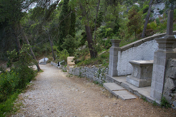 Le chemin menant  Notre Dame des Auzils, bord de tombes