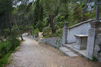 Le chemin menant  Notre Dame des Auzils, bord de tombes