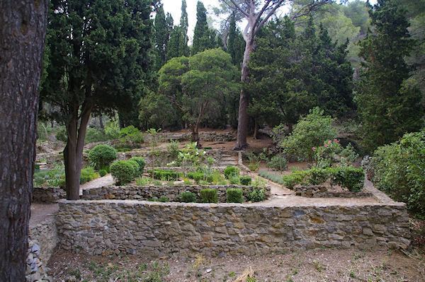 Un petit jardin ombrag en bas du chemin menant  Notre Dame des Auzils