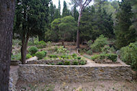 Un petit jardin ombrag en bas du chemin menant  Notre Dame des Auzils