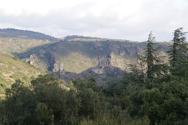 Surdespine et la Tour Regine depuis le vallon de l_Avelanet