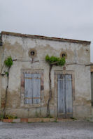 Vielle mais belle facade a l'ecluse de St Roch