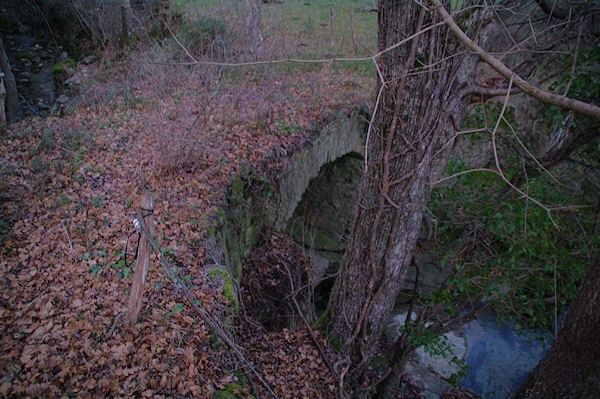 Vuieux pont sur le ruisseau de Limoux