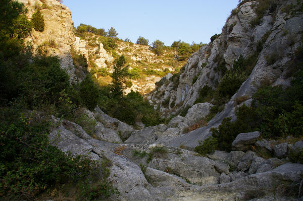 Pierres polies dans le lit assch du ruisseau de la Combe de Lavit