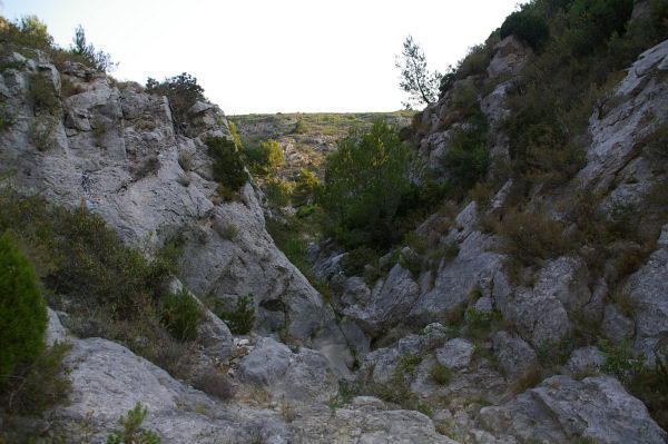 On chemine parmi les blocs dans le lit du ruisseau de la Combe de Lavit