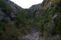 On chemine parmi les blocs dans le lit du ruisseau de la Combe de Lavit