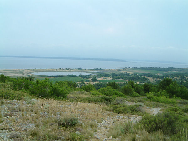 L'tang de l'Ayrolle depuis l'Ile St Martin au dessus de la Coume de l'Abeille