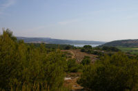 Au fond, l'etang de Gruissan