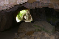Un passage sous roche en montant aux Tours