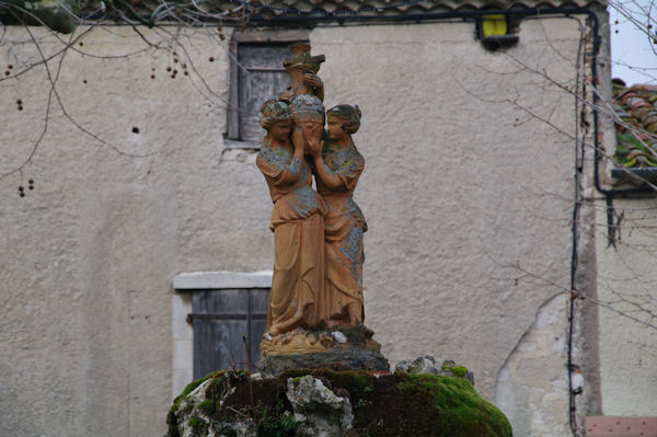 Sur la place de l_glise de Montolieu