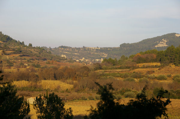 La valle de l'Orbieu, au fond on apperoit Lagrasse avec  droite la tour de Plaisance