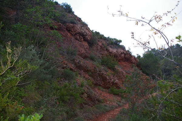 Quelques escarpements rouges sous La Figueras avant d'arriver  Notre Dame du Carla