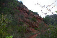 Quelques escarpements rouges sous La Figueras avant d'arriver a Notre Dame du Carla