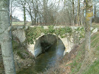 Le pont sur la Rigole entre Les Carries et Nalviac