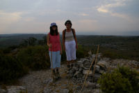 Camille et Marie Francoise au sommet du Pech Redon