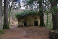 Une ruine au confluent du ruisseau de Bergnassonne et de la Rigole de la Montagne Noire