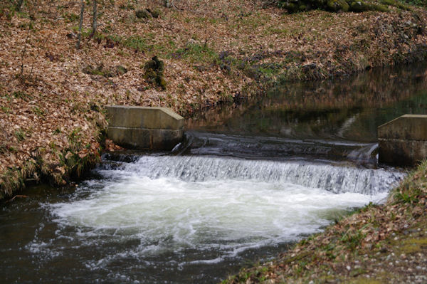 Un petit barrage sur la Rigole de la Montagne noire