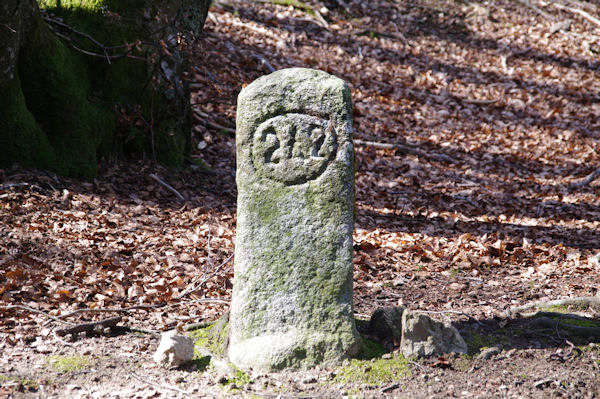 Une ancienne borne vers le chteau de Ramondens