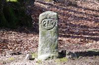 Une ancienne borne vers le chteau de Ramondens