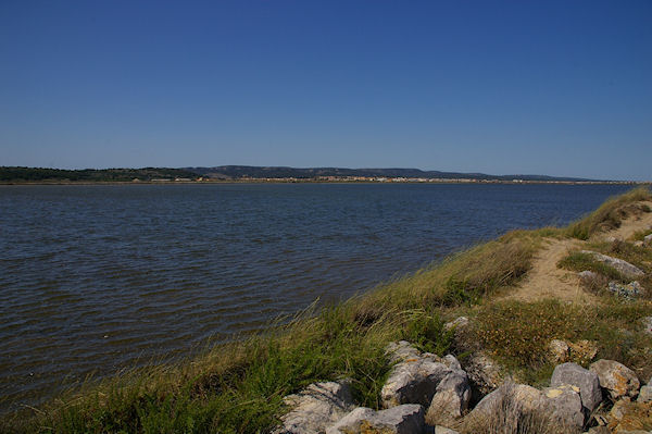 Le Lac, depuis la digue de sparation des salins, au fond, Gruissan