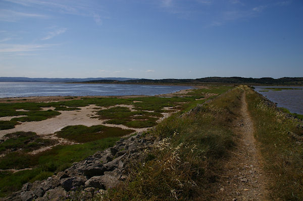 A droite, les salins de Gruissan,  gauche, l'tang de l'Ayrolle