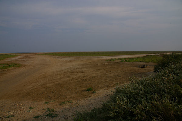 Le chemin sablonneux menant  la Plage du Grazel