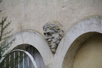 Au mur d'une maison a St Michel de Lanes