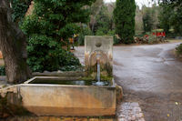Une fontaine avec la coquille, point de passage des Compostellous?
