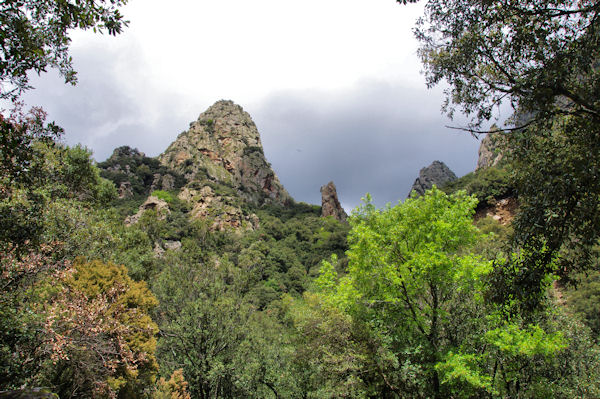 Le Roc de la Sige mergeant du Cirque de Farrires