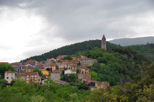 Olargues et le clocher de l_glise St Laurent