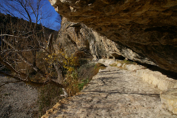 Le chemin en balcon au dessus du lit de la Cesse