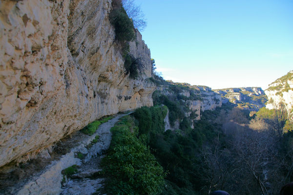 Le chemin en balcon au dessus du Briant