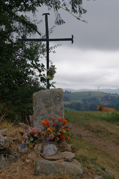 Croix fleurie au Col de la Bole