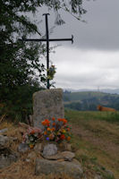 Croix fleurie au Col de la Bole