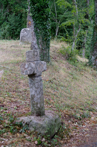 Menhir et croix ancienne  Cambayssy