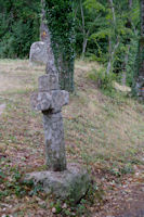 Menhir et croix ancienne  Cambayssy