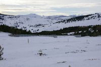 Au fond, on apperoit le dbonnaire Pic Pdros et le Pic de Camp Colomer plus pointu