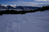 Au fond, la chaine enneige du Pic de Cambra d_Ases au Pic Salinas en passant par le Puigmal d_Err