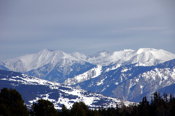 Au dessus de la Barraca dels Claus, au fond, le Pic du Canigou