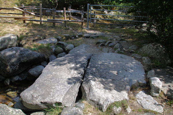 Petit pont de pierre sur le Rec de Carlit