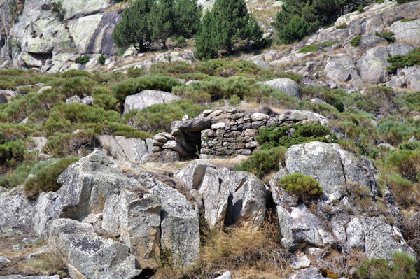 Un orri sous la Serra de les Ribes