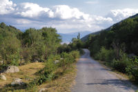 La petite route menant  Angoustrine